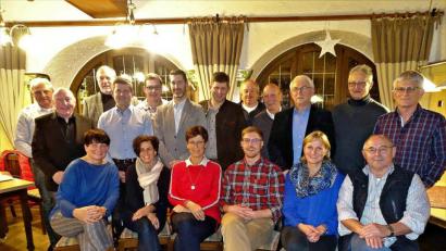 Bild: exb
Vorsitzender Kurt Koppmann (Dritter von rechts, stehend) freute sich, dass auf der Kandidatenliste auch junge Bewerber zu finden sind. Einen eigenen Bürgermeisterkandidaten hat die Wählergemeinschaft nicht aufgestellt.