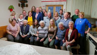 Bild: bsc
Viele Glückwünsche durfte Margareta Kappauf (vorne, Mitte) an ihrem 85. Geburtstag entgegen nehmen. Zum Gratulieren kamen neben den Familienmitgliedern auch Vereinsabordnungen sowie Bürgermeister Gottfried Härtl (stehend, Sechster von links). Er überbrachte der Jubilarin einen großen Geschenkkorb mit Urkunde und wünschte weiterhin viel Gesundheit.