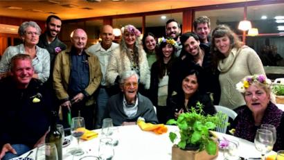 Bild: Heinz Blumensath, Tel Aviv/Berlin
Gemeinsam mit den Kindern, Enkeln und Urenkeln sowie Freunden und Bekannten feierte Horst Hauschild (sitzend, Mitte) Kibbuz HaMa’apil in Israel seinen 100. Geburtstag.
