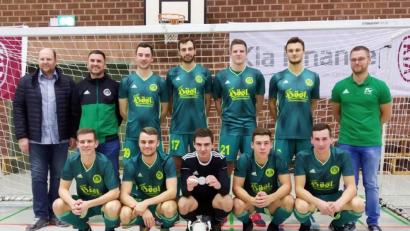 Bild: lst
Der SV Mitterteich feierte beim KIA-Cup einen Einstand nach Maß: Bei seiner Premiere holte sich der Nord-Landesligist gleich den Titel, zu dem Raab-Geschäftsführer Thomas Binner (l.) und FC Ost-Vorstandsmitglied Martin Opptiz (r.) gratulierten. Bild: lst