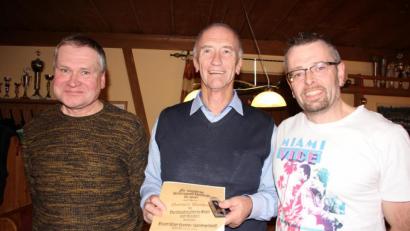 Bild: kro
Mit der BLSV-Verdienstnadel in Gold mit Kranz ehrte Vorsitzender Markus Fichtner (links) den scheidenden Spartenleiter im Tennis, Norbert Danhof. Zur Auszeichnung gratulierte auch der neue Spartenleiter, Christian Walter (rechts).