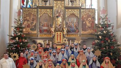 Bild: bey
32 Sternsinger machen sich auf den Weg von Haus zu Haus.