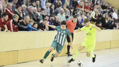 Bild: Hubert Ziegler
Szene aus dem Vorrundenspiel der Gruppe B: Der ATSV Erlangen (rechts) und die DJK Gebenbach mit Patrick Hofmann (links) trennen sich : 1:1.
