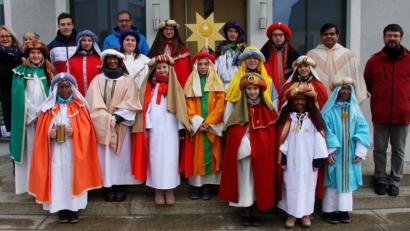 Bild: wro
Nach dem Familiengottesdienst wurden die Sternsinger auf vier Gruppen aufgeteilt und von Pater Martin (Zweiter von rechts) auf den Weg geschickt. Betreut wurden sie von Silke Bächer, Maximilian April, Siegfried Trißl (von links) und Markus Konz (rechts).
