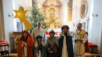 Bild: twg
Die Sternsinger mit Lektor Johannes Bamberger und Pfarrer Josef Waleszczuk (hinten von links).