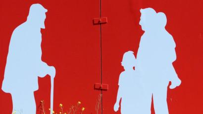 Symbolbild: Jens Kalaene
Die Altersstruktur im Landkreis Tirschenreuth hat sich in den vergangenen Jahrzehnten verändert. Die Zahl der Geburten gleicht die Zahl der Sterbefälle nicht mehr aus. Der neue Sozialbericht weist aber auch eine Zunahme der sozialversicherungspflichtigen Jobs aus, wovon Familien profitieren.