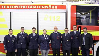 Bild: jma
Marco Arnold (Vierter von rechts) fungiert neu als zweiter stellvertretender Kommandant der Feuerwehr. Bürgermeister Edgar Knobloch (rechts) gratuliert ihm ebenso zur Wahl wie den geehrten Brandschützern zu ihren Auszeichnungen.