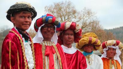 Bild: gri
Fünf Sternsinger-Gruppen, fünf Mohren: Schon frühmorgens wurden die Buben eingekleidet und geschminkt.