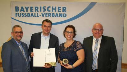 Bild: exb
Bei der Übergabe der DFB-Uhr mit Urkunde (von links): Stefan Merkel (Kommission Ehrenamt DFB), SpVgg-Vorsitzender Marco Schwab sowie die Kreis-Ehrenamtsbeauftragten Kathrin Bödelt und Alexander Männlein.
