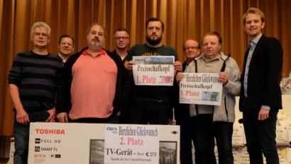 Bild: u
Lukrative Geld- und Sachpreise gab es beim 55. CSU-Festtagspreisschafkopf zu gewinnen. Bei der Siegerehrung (von links): Alfred Hertl (Trostpreis), 3. Bürgermeister Peter Leitsoni, Michael Bugera (2. Platz), Bürgermeister Hermann Falk, Gerald Geis (1. Platz), Fraktionsvorsitzender Dr. Hans-Jürgen Schönberger, Konrad Nitzl (3. Platz) und Ortsvorsitzender Florentin Siegert.