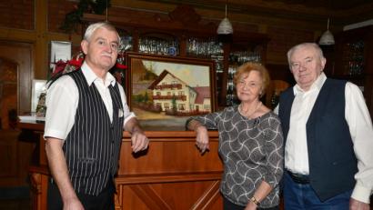 Bild: bey
Anton und Elisabeth Bodenmeier (rechts) verabschieden sich als Wirte vom "Bergstüberl". Kellner Josef Silpoch hat die beiden 28 Jahre lang unterstützt. .