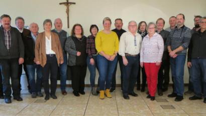 Bild: Hirsch
Die Gartenpfleger wählten für ihre Vereinigung einen neuen Vorstand und bestätigten Vorsitzende Petra Schmid (Sechste von links) im Amt. Referent Thomas Jaksch (links) sprach zum Jahresthema "Gesundheit im Gemüsegarten".