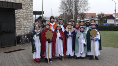 Bild: hai
Eine der acht Sternsinger-Gruppen war in Kirchenlaibach unterwegs.