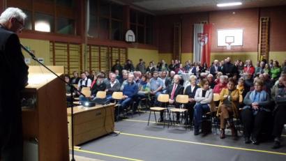 Bild: br
Vor mehr als 100 Gästen in der Turnhalle der Fichtelnaabtalschule widmete sich Bürgermeister Manfred Kratzer (links) in seiner Ansprache beim Neujahrsempfang insbesondere 127 Wertebegriffen, von A wie Abenteuer bis Z wie Zuversicht.