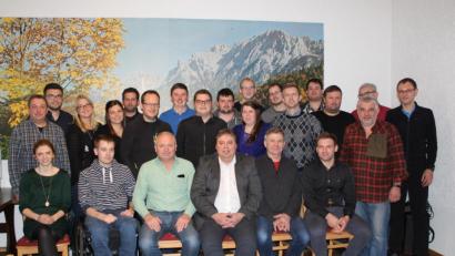 Bild: exb
Hans Gradl, vordere Reihe, sitzend, Vierter von links, will weiterhin Bürgermeister sein. Unser Bild zeigt ihn mit den Kandidaten für den Gemeinderat.