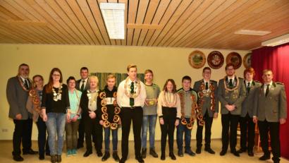 Bild: bey
Erster Schützenmeister Peter Meier (links) und die Sportwarte Michael Beierl und Vinzenz Kellner (von rechts) überreichten den neuen Königen die Königswürde und den Zweit- und Drittplatzierten die Wurst- und Brezenkette.