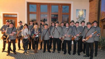 Bild: gm
Eine starke Schützenmannschaft schoss das neue Jahr 2020 lautstark an.