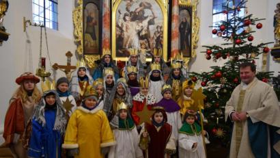 Bild: wfe
Die Sternsinger der Pfarrei Edelsfeld mit Pfarrer Hans Zeltsperger.