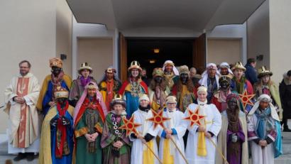Bild: du
In farbenprächtigen Gewändern ziehen die 21 Schirmitzer Sternsinger nach dem Segen von Pfarrer Thomas Stohldreier (links) durch die Pfarrei und bitten um Gaben für die notleidenden Kinder im Libanon.