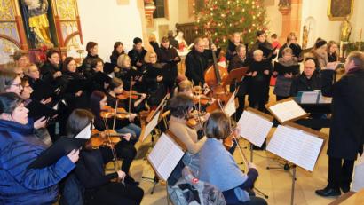 Bild: do
Mit der "Missa sub titulo Sancti Leopoldi" bieten der Kirchenchor der Pfarrei St. Laurentius zusammen mit Solostimmen, Streichorchester und Orgel unter der Gesamtleitung von Joachim Steppert (rechts) geistliche Abendmusik mit einer bemerkenswerten Klangfülle.