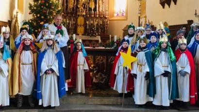 Bild: u
Gemeindereferentin Barbara Schlosser (rechts) hatte die Sternsinger auf ihre Aufgabe vorbereitet, bevor sie von Pfarrer Johann Hofmann (hinten) ausgesandt wurden.
