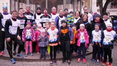 Bild: no
Mit 33 Startern stellt der SV Illschwang das zweitgrößte Team beim Silvesterlauf in Amberg. Im Bild ein Großteil der Läufer in den verschiedenen Altersklassen.