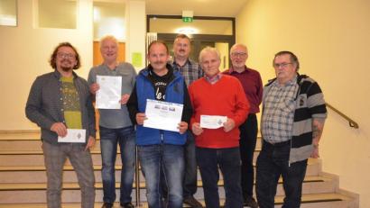 Bild: bey
Josef Faltenbacher (Dritter von links) freut sich über die Berlinfahrt als ersten Preis beim Preisschafkopf der CSU. Für Franz Silio (Zweiter von von links) geht es in Landtag nach München.