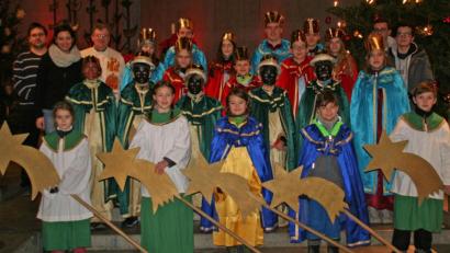 Bild: fpoz
Unser Bild zeigt die Sternsinger mit Stadtpfarrer Bernd Philipp, Gemeindeassistentin Laura Amann und Mesner Peter Gärtner.