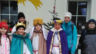 Bild: ld
Drei Gruppen von Sternsingern brachten den Segen des Weihnachtsfestes in die Häuser. Oberministrantin Eva Glowka selbst (Zweite von rechts) ging mit dieser Gruppe von Haus zu Haus.