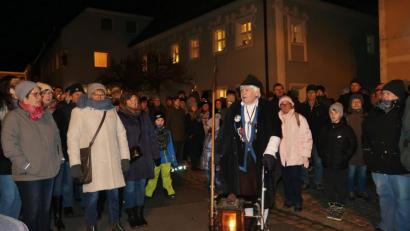 Bild: rha
Interessiert lauschen die vielen Besucher den Ausführungen von Nachtwächter Tschung.