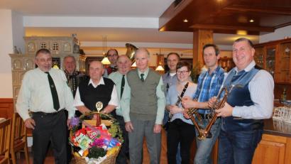 Bild: sis
Zur Gratulation versammelt (von links): Schützenmeister Werner Grünthaler (Bruderbund), Hans Pirner (Birgländer Musikanten), Jubilar Hermann Kratzer, Rudi Kohler (Musikantenstammtisch Lockenricht) und Manfred Pirner (Bruderbund).