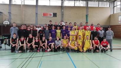 Bild: exb
Mehr als 50 Hobbybasketballer treffen sich beim Neujahrsturnier der DJK Neustadt/WN. Die Teams, darunter die neugegründete vierte Herrenmannschaft der DJK, liefern einen unterhaltsamen Vorgeschmack auf die zum Ende diesen Jahres geplante „Oberpfälzer Hobbyliga“.