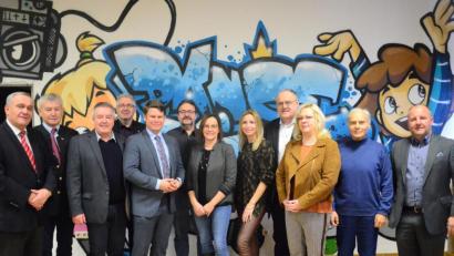 Bild: Kunz
Vorstandsschaft und Gäste beim Neujahrsempfang der SpVgg SV Weiden vor einem Dance-Kids-Graffiti.