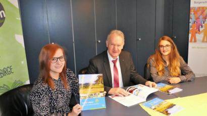 Bild: Landratsamt Wunsiedel/exb
Johanna Heider (links) und Jasmin Köstler (rechts) von der Koordinierenden Kinderschutzstelle Wunsiedel und Landrat Karl Döhler freuen sich, dass der neue Familienwegweiser fertig ist.