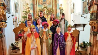 Bild: exb
Elf Kinder waren als Sternsinger in Pursruck und Schwand unterwegs: (vorne von links) Nele Heinrich, Felix Heinrich, Laura Heldmann, Jakob Rumpler, (mittlere Reihe von links) Paul Rumpler, Andreas Heldmann, Alexander Heldmann, (hinten von links) Simone Heldmann, Andreas Heinrich, Johanna Fruth und Carina Fischer.