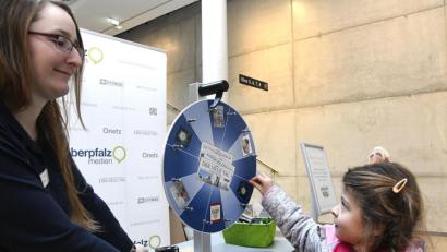 Bild: Petra Hartl
Beim Klein-Kinder-Kino im Cineplex Amberg versucht sich die kleine Emily am Glücksrsad von Oberpfalz-Medien.