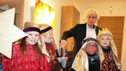 Bild: Stefan Malzer, Landkreis Tirschenreuth/exb
Landkreis-Chef Wolfgang Lippert unterstützt großzügig die Aktion der Sternsinger 2020 mit einer Geldspende. Die Sternsinger fungieren als Friedensbotschafter, sie bringen den Segen zu den Menschen und sammeln für hilfsbedürftige Kinder weltweit.