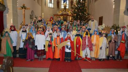 Bild: jr
Gleich elf Gruppen konnte Stadtpfarrer Anton Witt am Samstagvormittag als Sternsinger in die Stadt hinausschicken. Gestärkt mit dem Segen des Stadtpfarrers ging es hinaus zu den Familien, wo sie Samstag und Sonntag unterwegs waren. Kurz vor dem Abmarsch stellten sie sich zu diesem imposanten Bild im Altarraum auf.