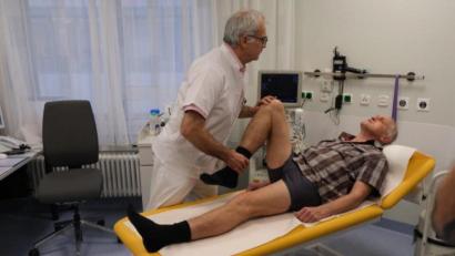 Bild: Klinikum/Dietl
Dr. Robert Bauer bei der Untersuchung eines Patienten