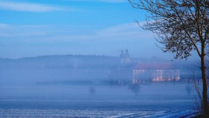 Bild: do
Immer im Blick des Fördervereins: das Wohlergehen des Klosters Speinshart. Im Nebel stecken allerdings noch die Zukunftsvisionen zur Weiterentwicklung der Internationalen Begegnungsstätte.
