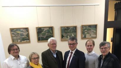 Bild: sns
Michael Haßfurther, Christiane Steininger, Herbert Männer, Bürgermeister Martin Birner, Pfarrer Stefan Wagner und Theo Männer zeigten sich einig über den Führungswechsel bei der Johanna-und-Dr.-Peter-Deml-Stiftung.