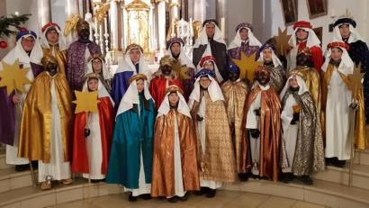 Bild: exb
In sechs Gruppen sandte Pfarrer Markus Bruckner die Kulmainer Sternsinger aus, um den Segen zu den Gläubigen zu bringen.
