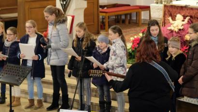 Bild: mab
"Herzenstöne" aus Stulln mit passenden kindlichen Beiträgen, bildeten einen willkommenen Gegensatz zum Repertoire der "Großen".