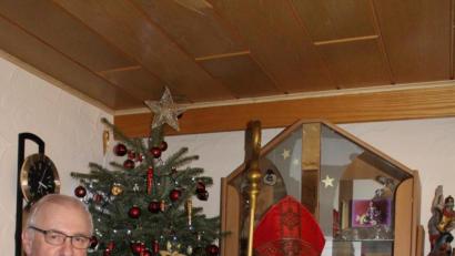 Bild: exb
Das Windischeschenbacher Nikolausteam übergibt eine Spende von 250 Euro an den Vorsitzenden der Kinderkrebshilfe, Herbert Putzer (links). Patrick Ascherl (Zweiter von rechts) schlüpft dafür nochmals in das Gewand des Nikolaus.