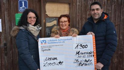 Bild: jr
Den stolzen Erlös von 1300 Euro aus dem Sonderausschank vom 23. Dezember konnten die Zoiglwirte Thomas Seitz-Hartwich und seine Frau Rita jetzt an Lichtblicke-Schirmherrin Edith Lippert (Mitte) übergeben. Damit wollen die Zoiglwirte die Menschen unterstützen, die nicht auf der Sonnenseite des Lebens stehen.