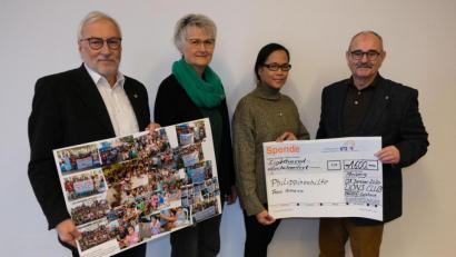 Bild: usc
Eine Spende in Höhe von 1600 Euro durfte Marilou Amann (Zweite von rechts) von Vertretern des Lions-Clubs Amberg-Sulzbach entgegennehmen. Es sind dies von links: Clubpräsident Peter Rückerl mit einer Fotodokumentation der Philippinenhilfe, die Vorsitzende des Lions-Hilfswerks, Marita Sagstetter, und Schatzmeister Hans Fürnkäs.