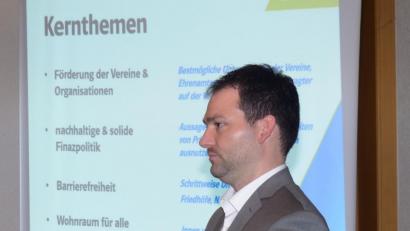Bild: hme
CSU-Bürgermeisterkandidat Sebastian Hartl stellt das Ergebnis der Umfrage vor