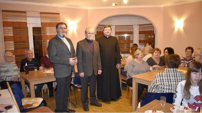 Bild: sck
Über ein volles Pfarrhaus beim Neujahrsempfang freuen sich (stehend, von links) Diakon Franz-Josef Reck, Pfarrgemeinderatsvorsitzender Johannes Lindner und Pater Markus Flasinski.