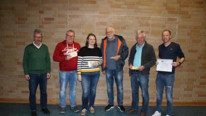 Bild: sne
DJK-Vorsitzender Siegfried Rauch (von links) übergibt den besten fünf Teilnehmern am Preisschafkopf ihre Preise: Reinhard Hübner (Fünfter), Sabrina Hauser (Zweite), German Drechsler (Erster), Reinhold Gerber (Dritter) und Thomas Rahn (Vierter).