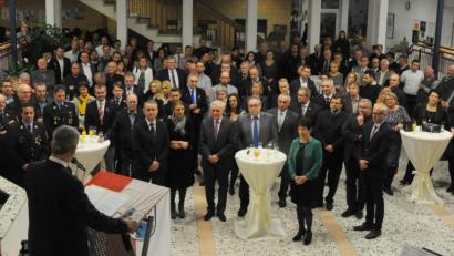 Bild: gf
Gut gefüllt ist die Aula der Grundschule Poppenricht, als Roger Hoffmann in seiner Neujahrsrede auf das abgelaufene Jahr zurückblickte, aber auch anschneidet, was 2020 auf die Gemeinde zukommt.